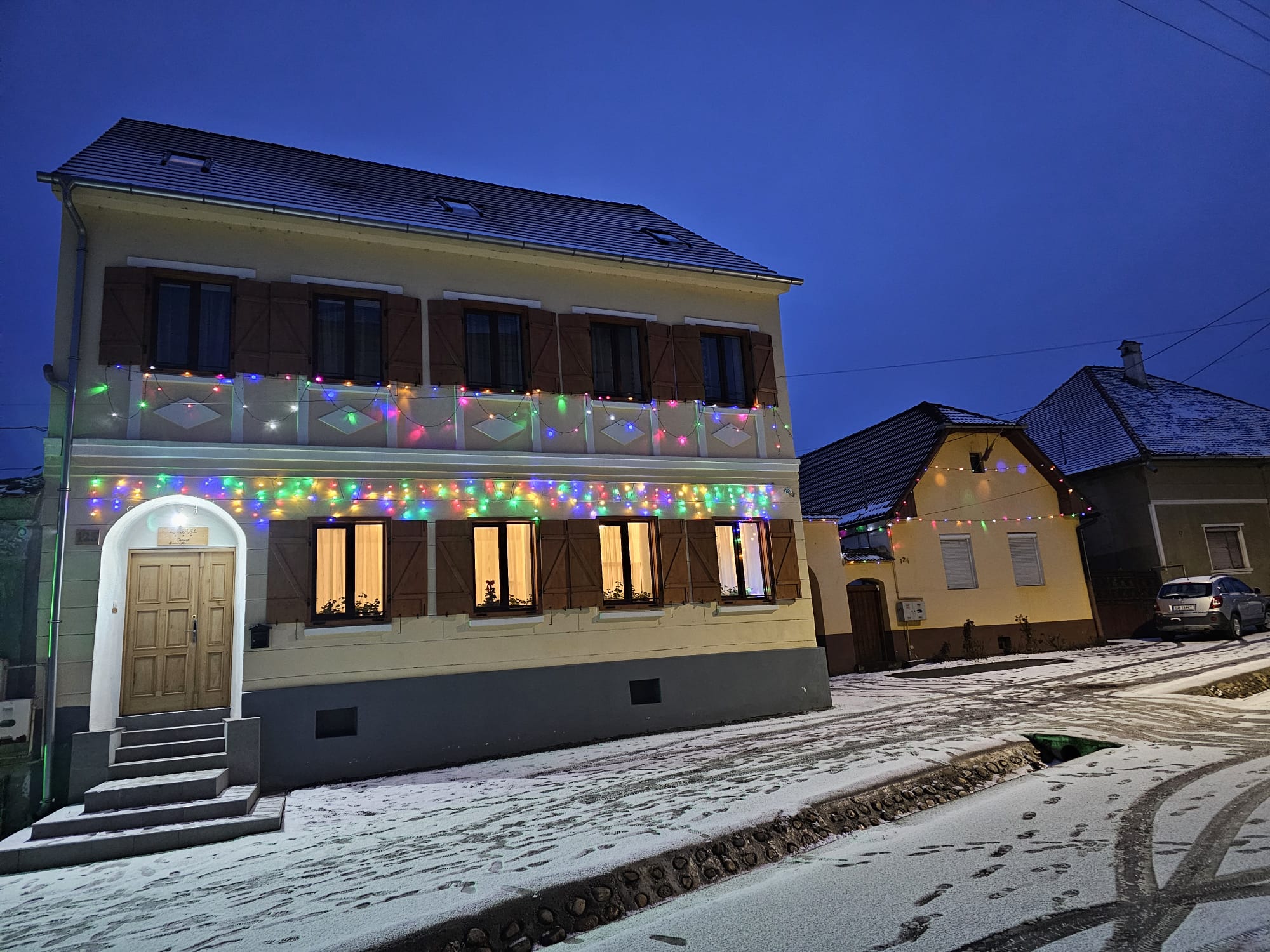 Livadă înflorită cu stupi de albine, de la o fermă locală