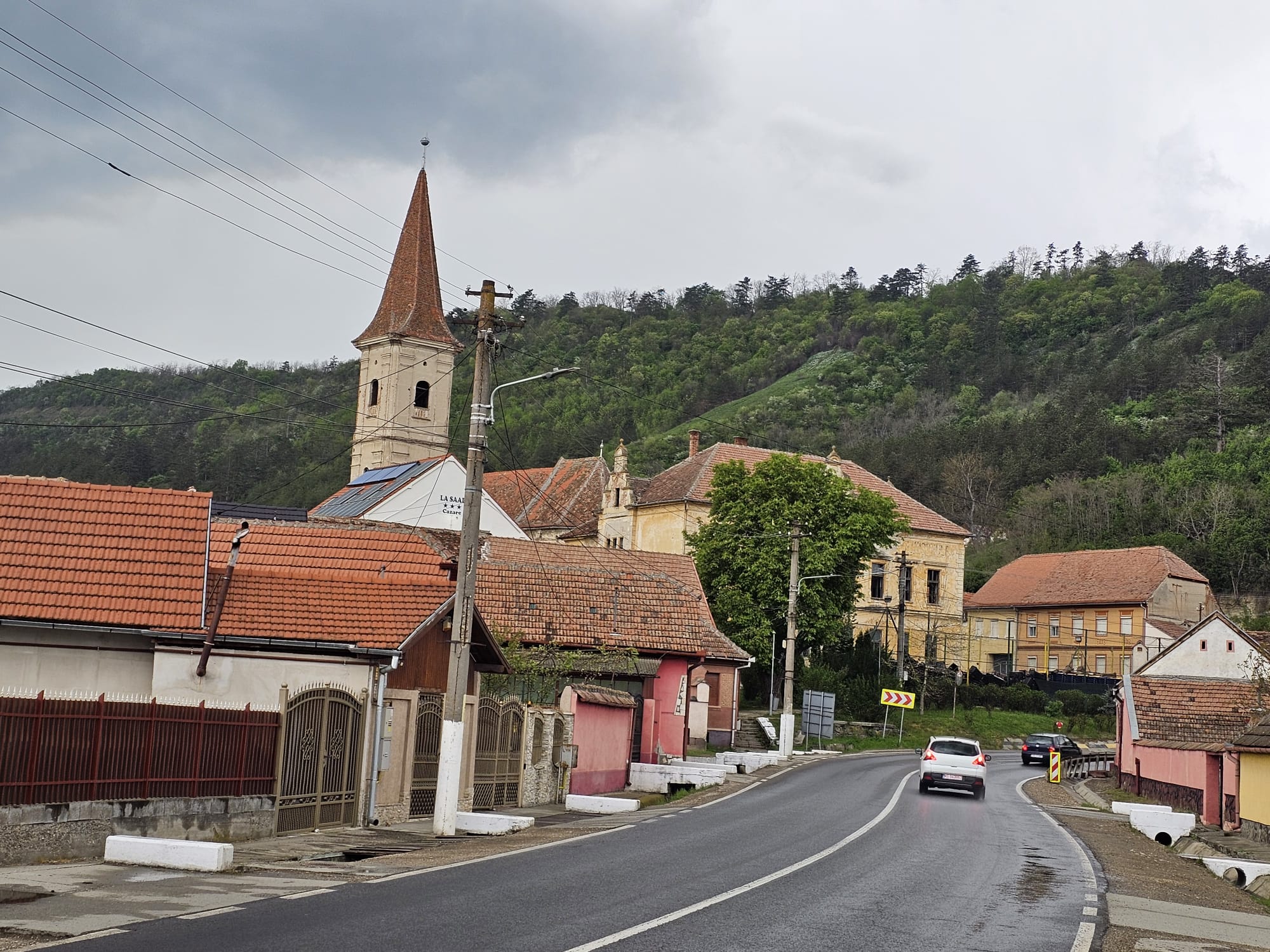 Stradă spre clădirea cu firma La Saal Cazare
