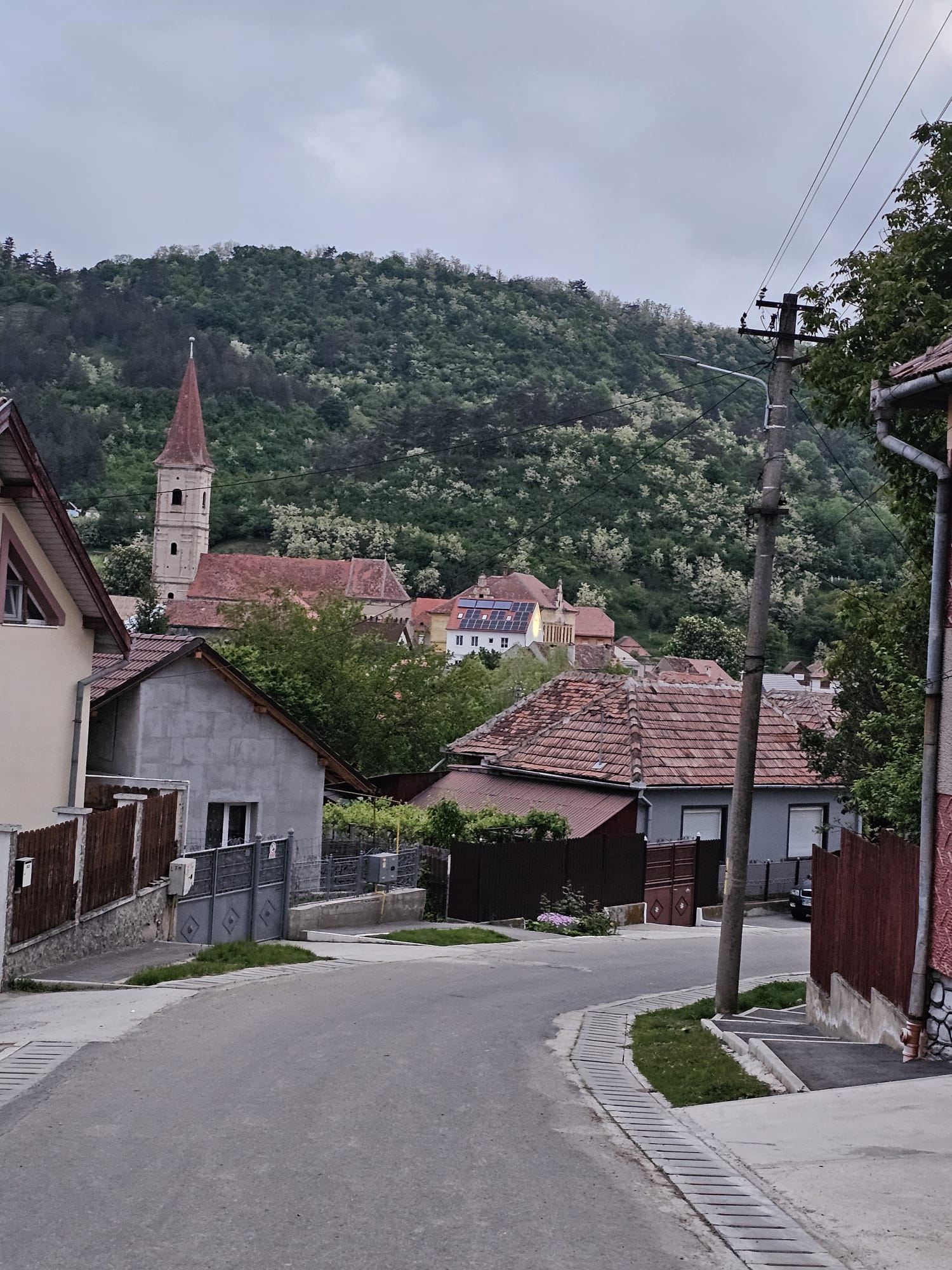 Stradă din sat spre turnul bisericii săsești și clădirea La Saal