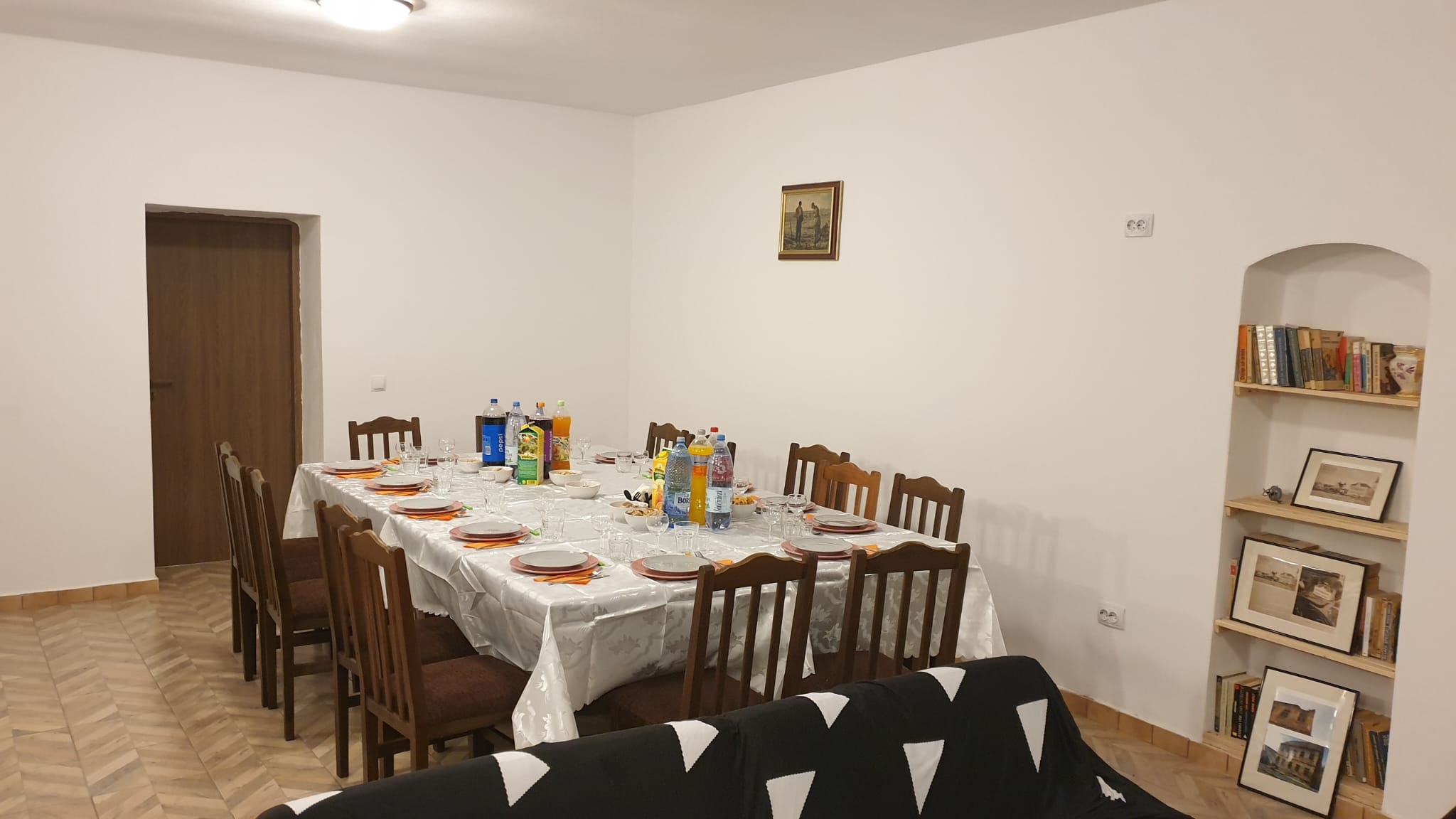 Salon cu bibliotecă și fotografii vechi înrămate