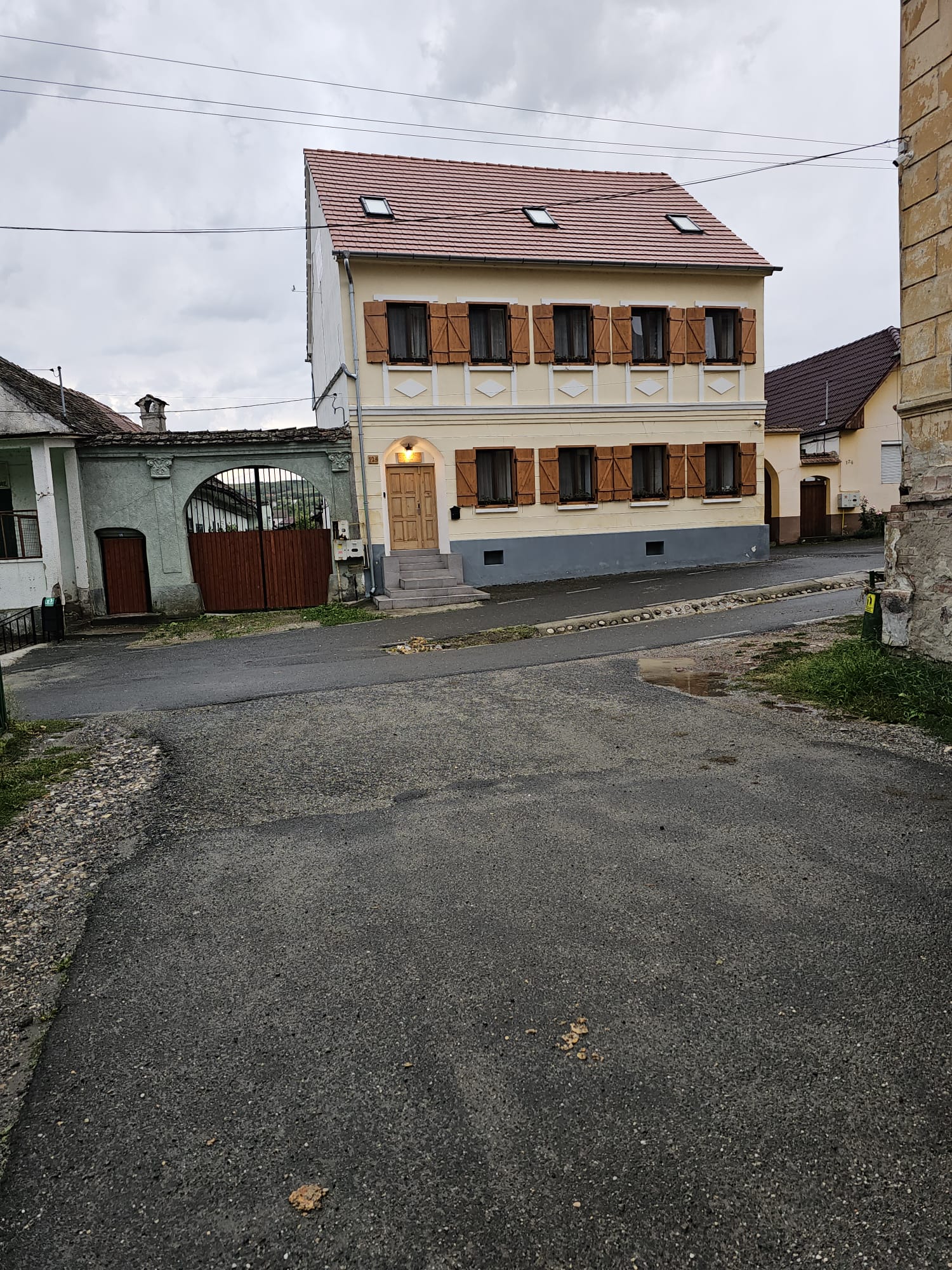 Masă festivă cu decor de toamnă, pahare de vin și scaune de lemn