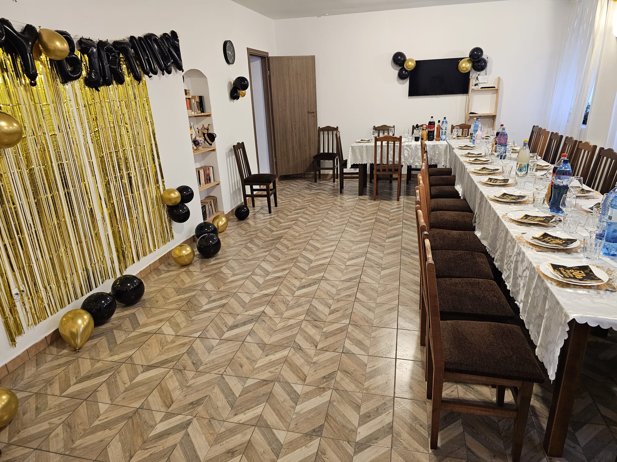 Salon decorat pentru o petrecere aniversară, cu baloane